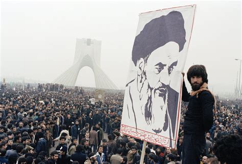  1979年のイラン革命、イスラムFundamentalismの台頭と西側世界への衝撃